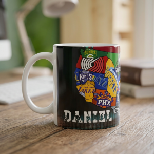 Taza NBA con nombre encima de un escritorio