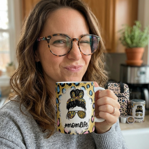 Mujer con taza estampada de "mom life"