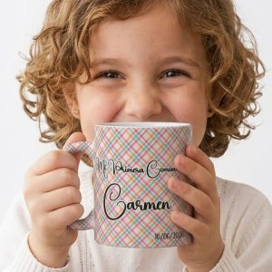 niño enseñando su taza personalizada de comunión